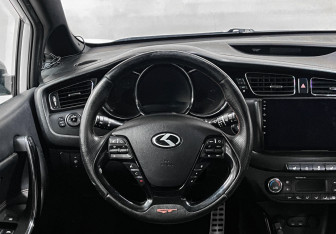 Подержанный автомобиль Kia Ceed GT 2014 года (16 фото)