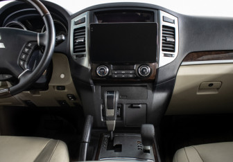 Подержанный автомобиль Mitsubishi Pajero 2020 года (12 фото)