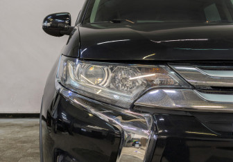 Подержанный автомобиль Mitsubishi Outlander 2016 года (17 фото)