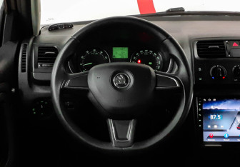 Подержанный автомобиль Skoda Fabia Hatchback 2014 года (11 фото)