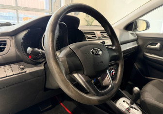 Подержанный автомобиль Kia Rio Sedan 2013 года (13 фото)