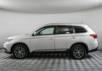 Подержанный автомобиль Mitsubishi Outlander 2015 года (8 фото)