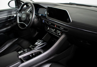 Подержанный автомобиль Hyundai Sonata 2022 года (10 фото)