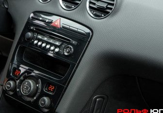 Подержанный автомобиль Peugeot 408 2013 года (12 фото)