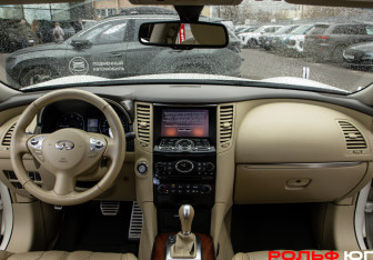 Подержанный автомобиль Infiniti QX70 2016 года (10 фото)
