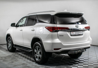 Подержанный автомобиль Toyota Fortuner 2021 года (7 фото)