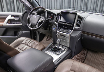 Подержанный автомобиль Toyota Land Cruiser Suv 2020 года (11 фото)