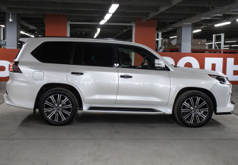 Подержанный автомобиль Lexus LX 2019 года (4 фото)