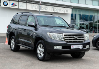 Подержанный автомобиль Toyota Land Cruiser Suv 2010 года (3 фото)