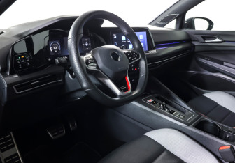 Подержанный автомобиль Volkswagen Golf GTI Hatchback 2021 года (17 фото)