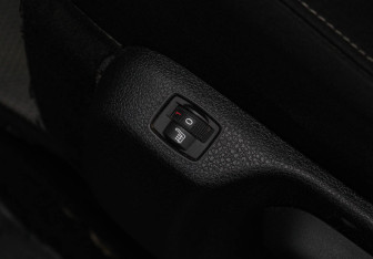 Подержанный автомобиль Peugeot Traveller 2021 года (16 фото)