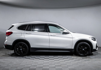 Подержанный автомобиль BMW X1 2021 года (4 фото)