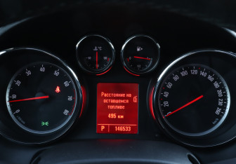 Подержанный автомобиль Opel Astra Hatchback 2011 года (11 фото)