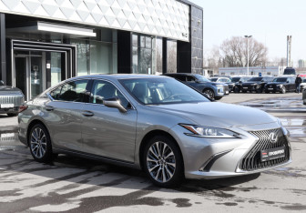 Подержанный автомобиль Lexus ES 2019 года (3 фото)