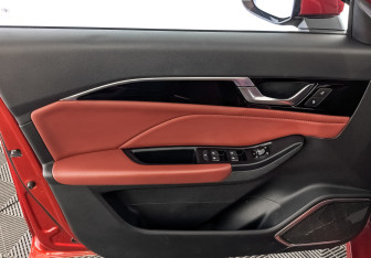 Подержанный автомобиль FAW Bestune B70 2023 года (19 фото)