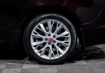 Подержанный автомобиль Jaguar XF Sedan 2014 года (15 фото)