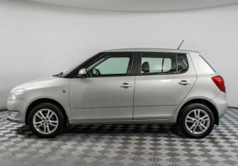 Подержанный автомобиль Skoda Fabia Hatchback 2012 года (8 фото)