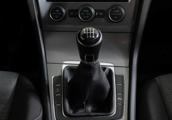Подержанный автомобиль Volkswagen Golf Hatchback 2014 года (15 фото)
