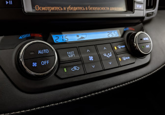 Подержанный автомобиль Toyota RAV4 2017 года (27 фото)
