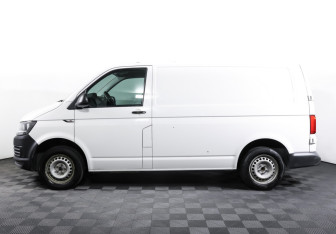 Подержанный автомобиль Volkswagen Transporter Van 2018 года (8 фото)