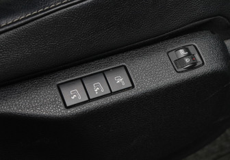 Подержанный автомобиль Peugeot Traveller 2020 года (9 фото)