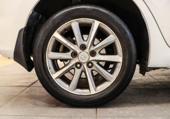 Подержанный автомобиль Toyota Auris Hatchback 2010 года (18 фото)