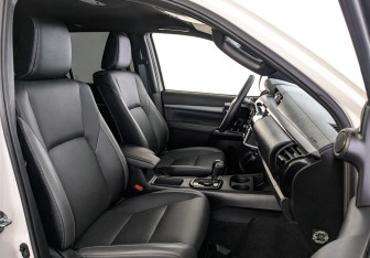 Подержанный автомобиль Toyota Hilux 2021 года (23 фото)