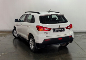 Подержанный автомобиль Mitsubishi ASX 2011 года (7 фото)