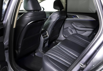 Подержанный автомобиль Hongqi H5 2023 года (12 фото)