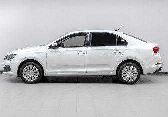 Подержанный автомобиль Skoda Rapid Liftback 2021 года (8 фото)
