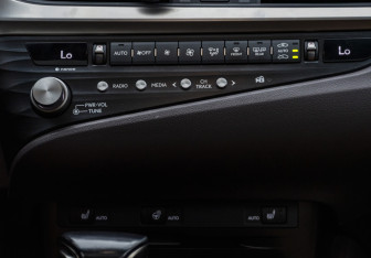 Подержанный автомобиль Lexus ES 2021 года (16 фото)