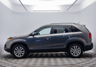 Подержанный автомобиль Kia Sorento 2010 года (2 фото)