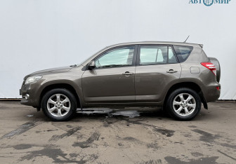 Подержанный автомобиль Toyota RAV4 2010 года (8 фото)