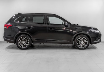 Подержанный автомобиль Mitsubishi Outlander 2021 года (4 фото)
