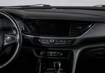 Подержанный автомобиль Opel Insignia Liftback 2019 года (13 фото)