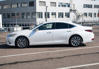 Подержанный автомобиль Lexus ES 2018 года (8 фото)