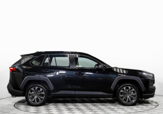 Подержанный автомобиль Toyota RAV4 2025 года (3 фото)