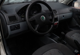 Подержанный автомобиль Skoda Fabia Hatchback 2001 года (11 фото)