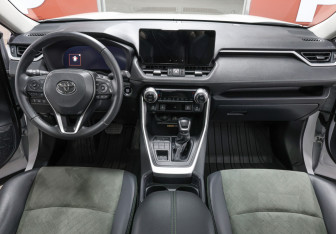 Подержанный автомобиль Toyota RAV4 2024 года (15 фото)