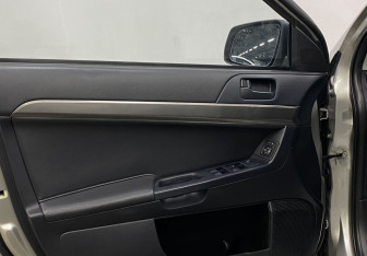 Подержанный автомобиль Mitsubishi Lancer Sedan 2012 года (16 фото)