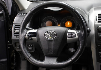 Подержанный автомобиль Toyota Corolla Sedan 2011 года (17 фото)