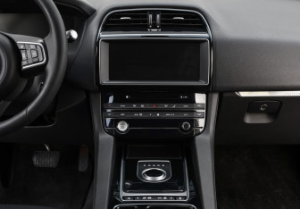 Подержанный автомобиль Jaguar F-Pace 2016 года (14 фото)