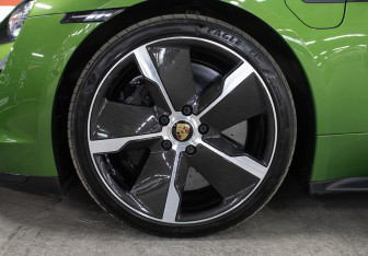 Подержанный автомобиль Porsche Taycan 2021 года (33 фото)