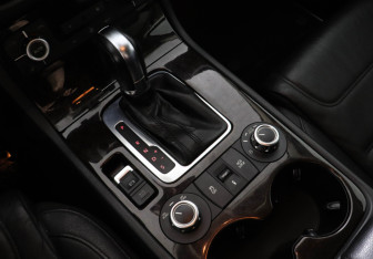 Подержанный автомобиль Volkswagen Touareg 2012 года (16 фото)