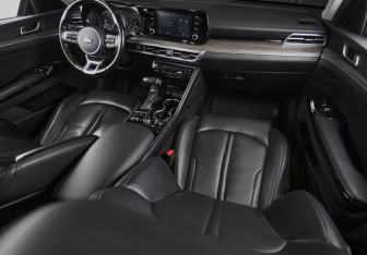 Подержанный автомобиль Kia K5 2021 года (21 фото)
