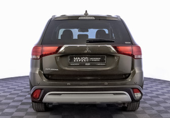 Подержанный автомобиль Mitsubishi Outlander 2021 года (6 фото)