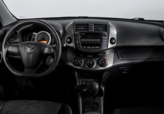 Подержанный автомобиль Toyota RAV4 2011 года (12 фото)