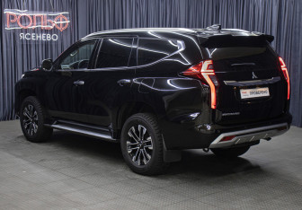 Подержанный автомобиль Mitsubishi Montero Sport 2023 года (7 фото)