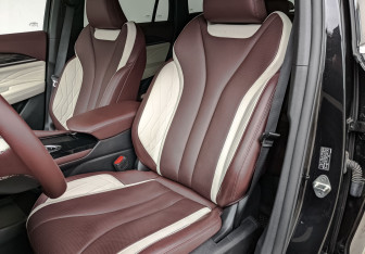 Подержанный автомобиль Geely Monjaro 2024 года (19 фото)