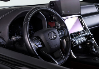 Подержанный автомобиль Lexus LX 2025 года (19 фото)